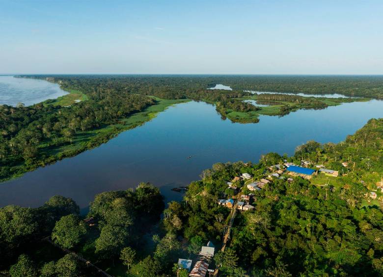 Fotografía aérea de río y selva del Amazonas en la zona de Puerto Nariño, Colombia, desembocadura del río Loretoyacú al río Amazonas. Foto: El Colombiano.