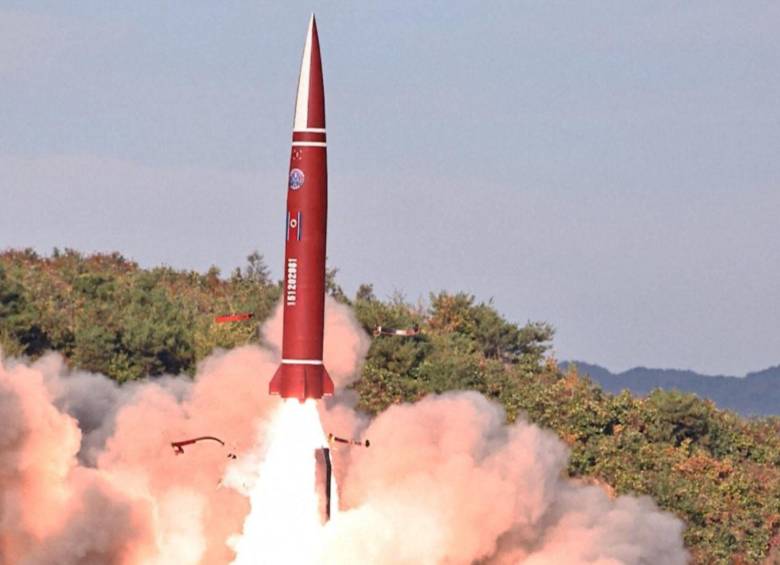 La exhibición del misil se dio tras completarse cuatro días de lanzamientos de proyectiles por parte de Corea del Norte. Foto de KCNA tomada de @Belsat_TV