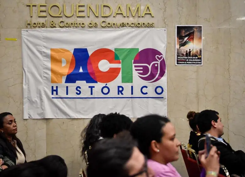 Una bandera del Pacto Histórico en el Hotel Tequendama, mientras se llevaba a cabo la Convención Nacional del partido. FOTO: COLPRENSA