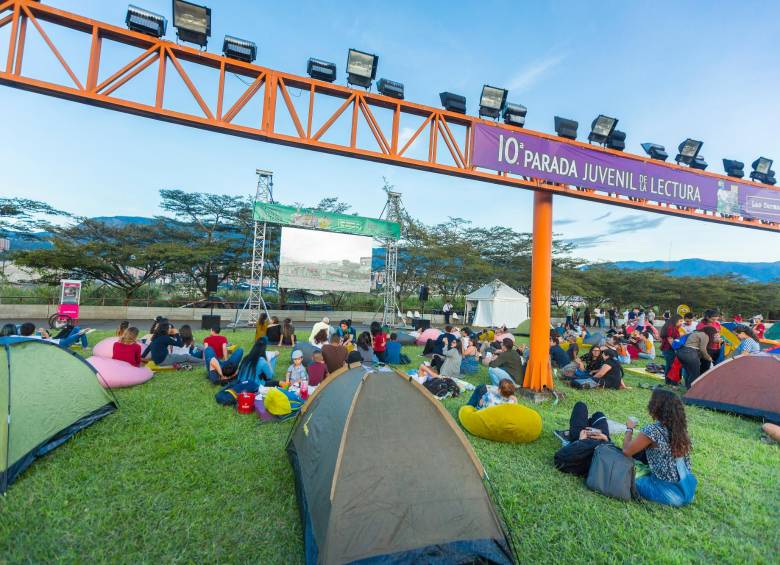Este año la Parada Juvenil de la Lectura de Medellín vuelve al formato de acampada literaria, cultural y artística, que no se hacía desde la pandemia. Foto: Andrés Camilo Suárez Echeverry.