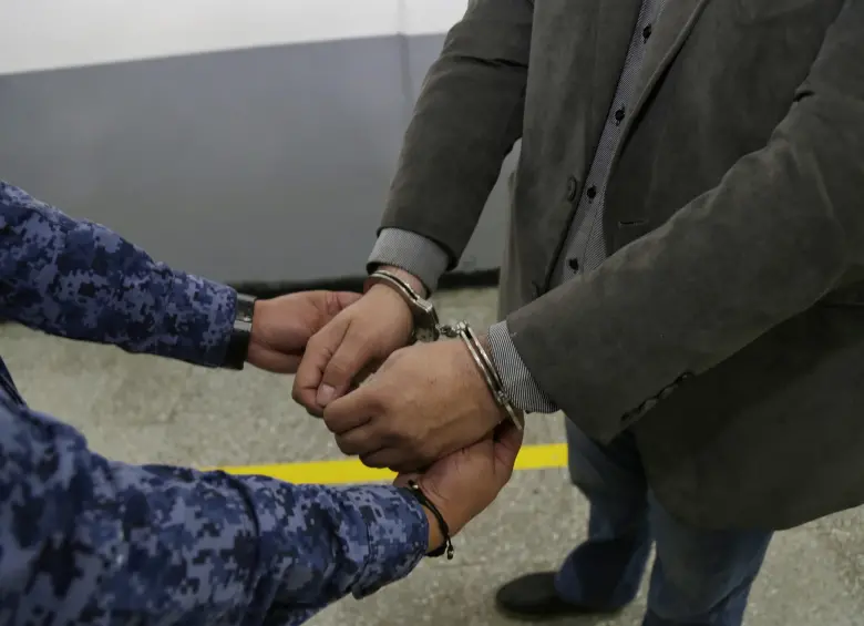 Imagen de referencia de una persona detenida por las autoridades. FOTO: (Colprensa - Álvaro Tavera)