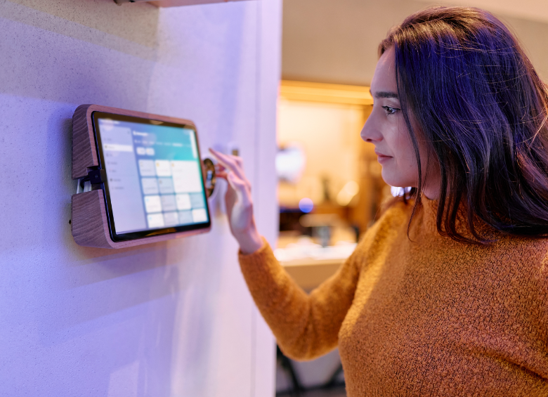 La tecnología y la inteligencia artificial estarán en su auge en 2026 dentro de las tendencias de viaje. FOTO: Shutterstock – Booking.com