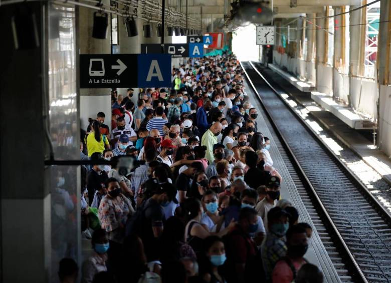 Este es el panorama al mediodía de este domingo en la estación Acevedo. FOTO CAMILO SUÁREZ