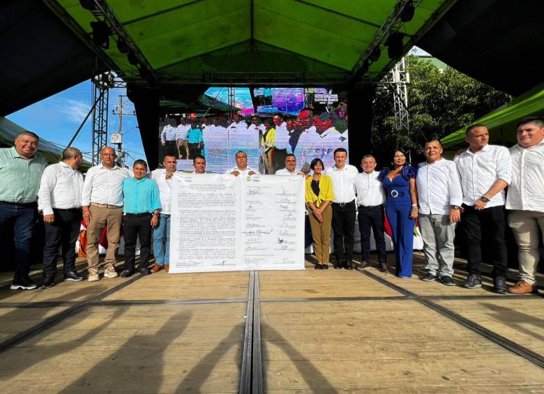 El acuerdo se firmó durante la posesión del alcalde de Cartagena del Chairá, Darwin Andrés Flores, y del gobernador del Caquetá, Luis Francisco Ruiz. FOTO: MinAmbiente 