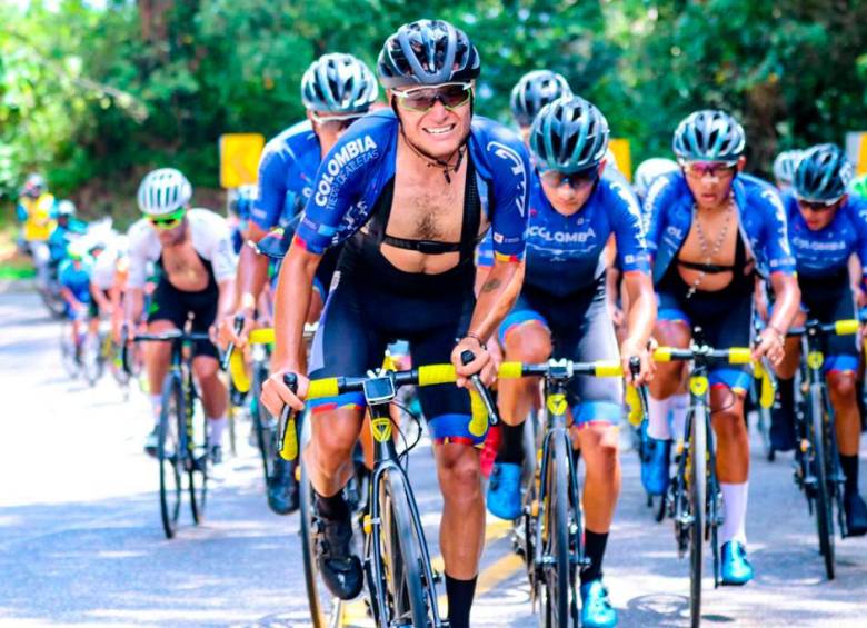 El cambio permanente de temperaturas hace más exigente la competencia ciclística, una de las últimas del calendario nacional. Al frente, el equipo Colombia Tierra de Atletas. FOTO clásico rcn 