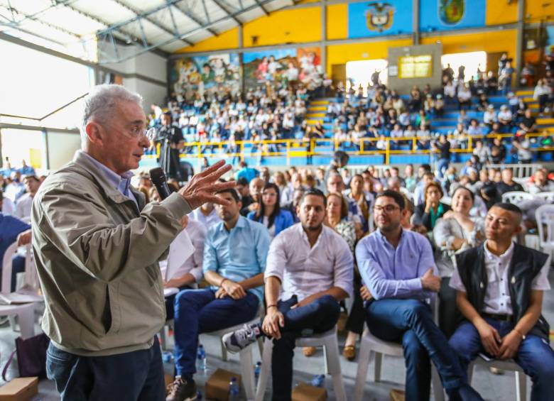 El expresidente Álvaro Uribe, líder del Centro Democrático, viene insistiendo desde octubre pasado en que su partido busca alianzas para las próximas elecciones locales. FOTO ESNEYDER GUTIÉRREZ