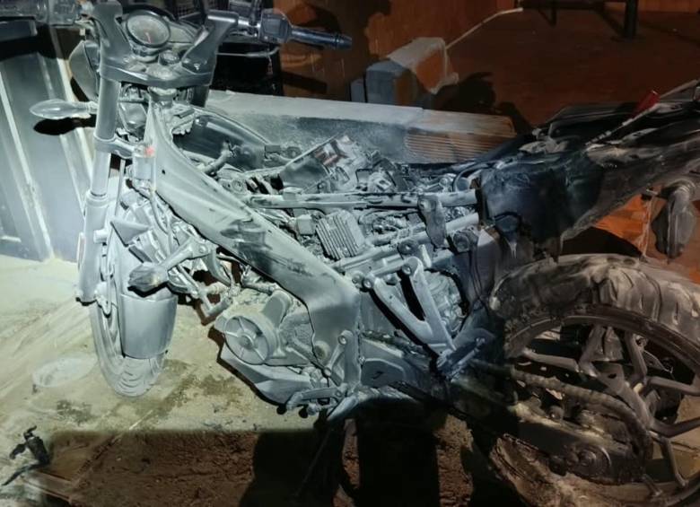 Lo que parecía una jornada habitual de mecánica terminó en una emergencia médica y estructural en Bello. Así quedó la moto incinerada. FOTO: Alcaldía de Bello