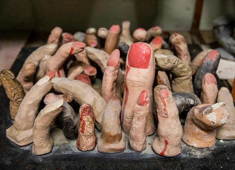 Obra colectiva Desaparecidos. Los dedos representan alumnos del taller que tienen algún conocido desaparecido. Foto Carlos Velásquez. 