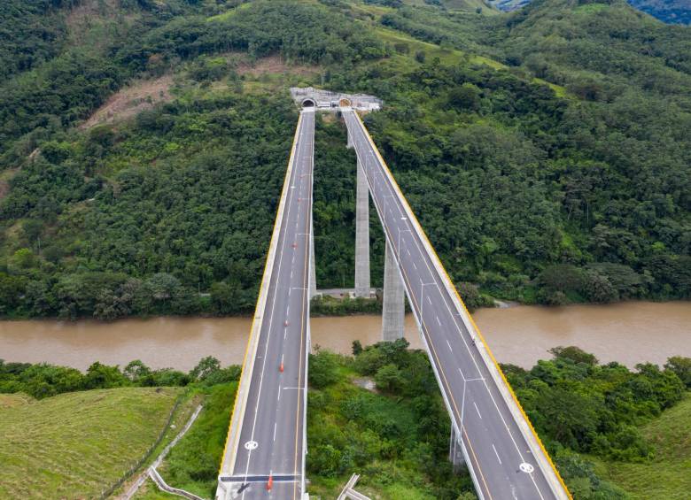 El megaproyecto, que tardó más de seis años en su construcción tuvo un costó $1,3 billones. Fue necesario construir 44 puentes y excavar 2,5 km de túneles con tecnología de punta. Foto Manuel Saldarriaga