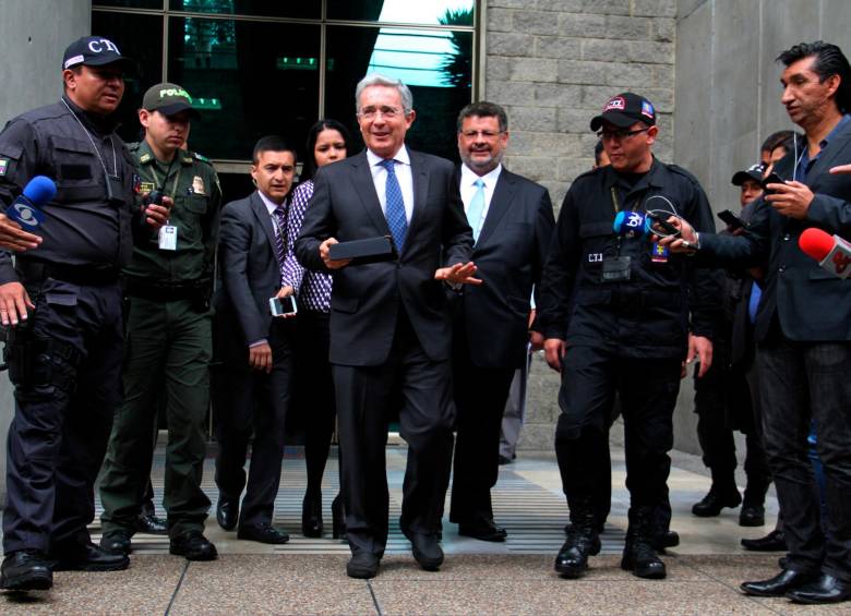 El expediente del expresidente y exsenador Álvaro Uribe Vélez llegó a la Fiscalía tras la renuncia al Congreso de la República. El ente acusador pidió la preclusión del caso. FOTO colprensa