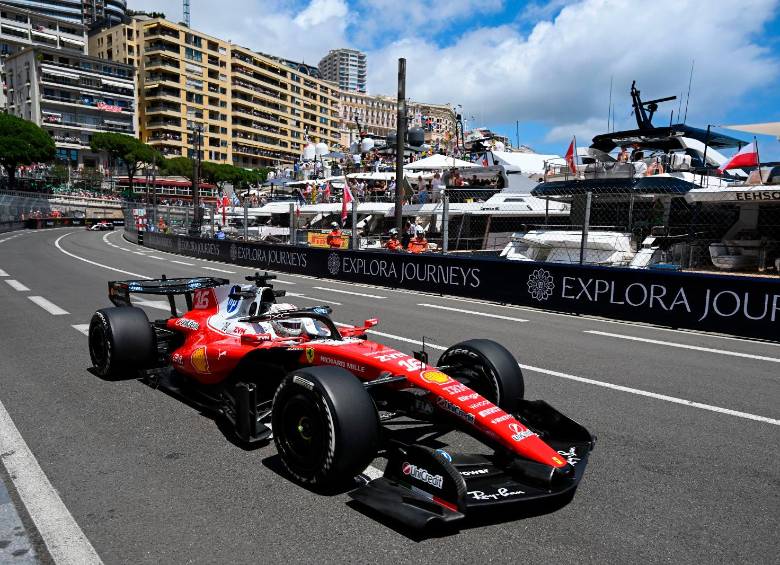 Charles Leclerc corriendo en el circuito de Las Vegas para la escudería italiana Ferrari. FOTO: GETTY