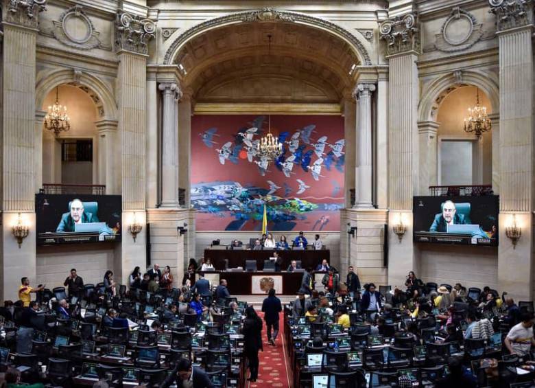 Según el Latinobarómetro 2024, el 78,3% de los jóvenes entre 15 y 25 años no se siente representado por el Congreso de la República. FOTO: Colprensa.
