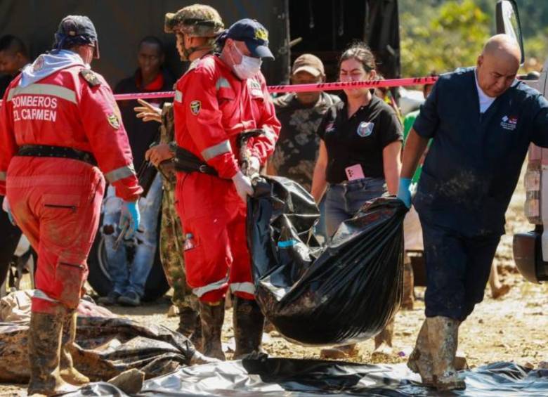 Rescatistas y personal de la funeraria, recogiendo los cuerpos encontrados para trasladarlos a Medicina Legal en Medellín y otras partes, para pasar al proceso de reconocimiento. FOTO: MANUEL SALDARRIAGA