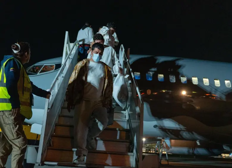 Llegaron 101 connacionales deportados desde Estados Unidos. El arribo se realizó en un vuelo de la Fuerza Aérea Colombiana (FAC) FOTO: Cancillería de Colombia