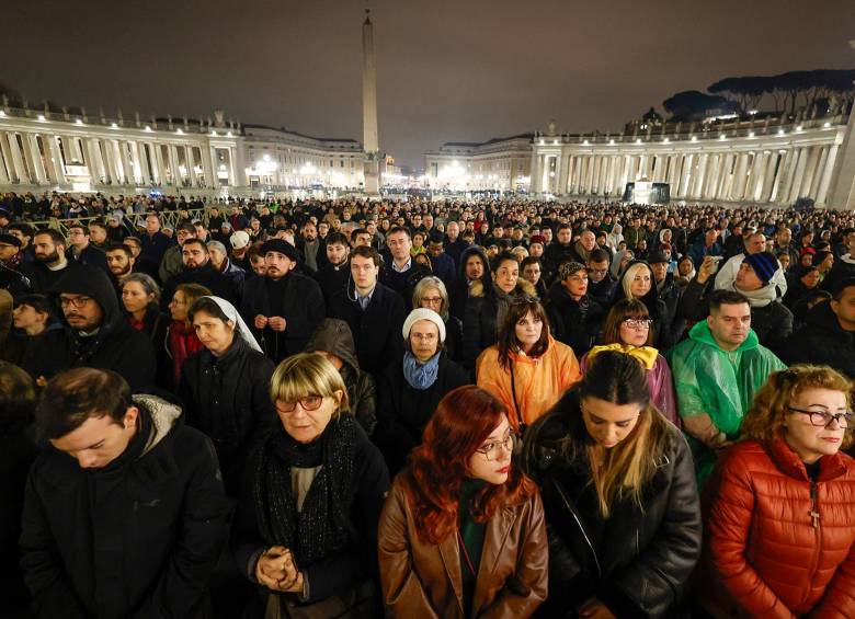 Fieles asisten al rezo del rosario por el Papa Francisco en la Plaza de San Pedro del Vaticano. El Pontífice, se encuentra internado en el Policlínico Gemelli de Roma y permanece en estado crítico de salud debido a una neumonía bilateral que requiere oxígeno suplementario. Foto: AFP
