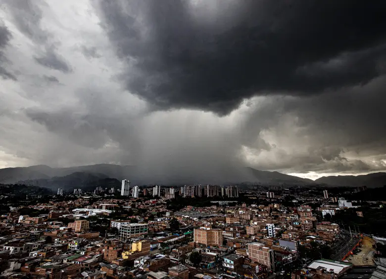Imagen de referencia de una tormenta sobre la ciudad de Medellín. Foto: Jaime Pérez Munévar