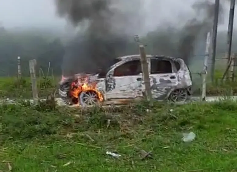 Encontraron a un hombre dentro de un vehículo en llamas en Valle del Cauca. FOTO: Tomada de redes sociales