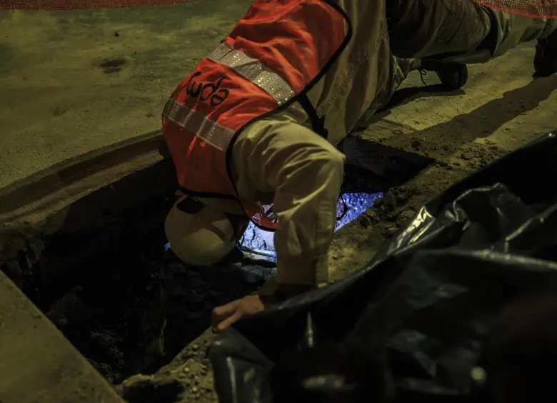 Miembro de una cuadrilla de Empresas Públicas de Medellín (EPM) revisa el alcantarillado en distintos sitios de la ciudad de Medellin. Fecha de evento: 15/08/2024 Foto: Andrés Camilo Suárez Echeverry