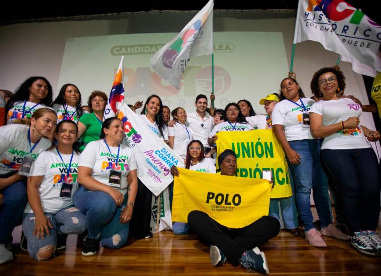 Esteban Restrepo dio un discurso de un cuarto de hora y estuvo acompañado por los partidos que hacen parte del Pacto Histórico, como el Polo Democrático y la Unión Patriótica. FOTO eSNEYDER gUTIÉRREZ