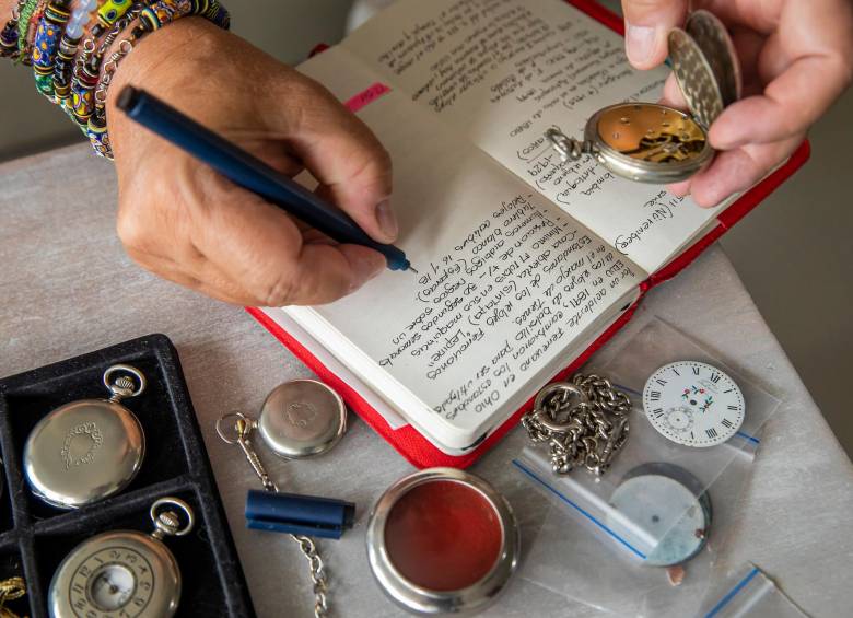 Desde hace 10 años el profesor José Fernando se convirtió en un ávido coleccionista de relojes Ferrocarril de Antioquia y buscador de su historia. FOTO: CARLOS VELÁSQUEZ
