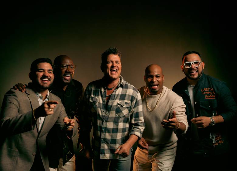 El disco La tierra del olvido 30 Años, incluye la canción 500, en la que Carlos Vives colabora con reconocidos artistas de Santa Marta como L’Omy, Li Saumet (Bomba Estéreo), Lalo Ebratt, Estereobeat, Yera, Laura Maré, entre otros. Foto Colprensa.