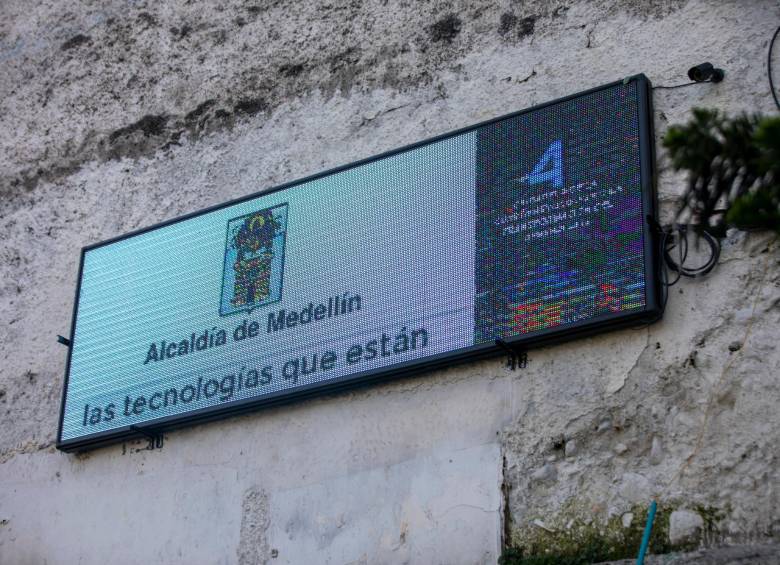 Polémica por valla que mezcla logos de la Alcaldía de Medellín y propaganda de Petro 