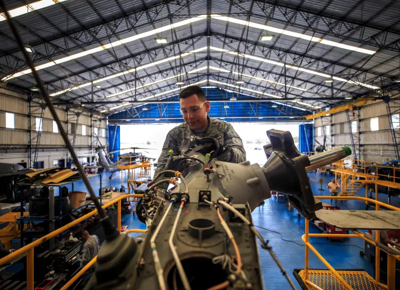 El Comando Aéreo de Combate N.° 5, Cacom 5 de Rionegro, es definido como la “casa logística” de la flota de helicópteros UH-60 Black Hawk de la FAC. FOTO Camilo Suárez