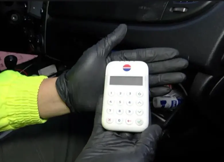 Así era el datáfono con el que este delincuente hacía pagar a los usuarios mientras les cambiaba las tarjetas. FOTO: Policía Nacional y Fiscalía General de la Nación