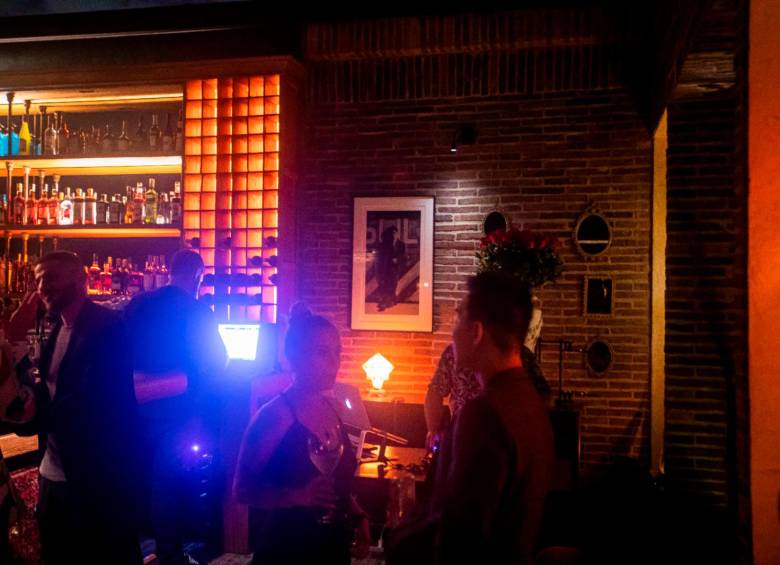 Jaramillo dice que de día dibujaba para sentir la atmósfera de la noche, la del bar, por eso sus obras en una exposición en un bar están en el lugar ideal. FOTO Carlos Velásquez.