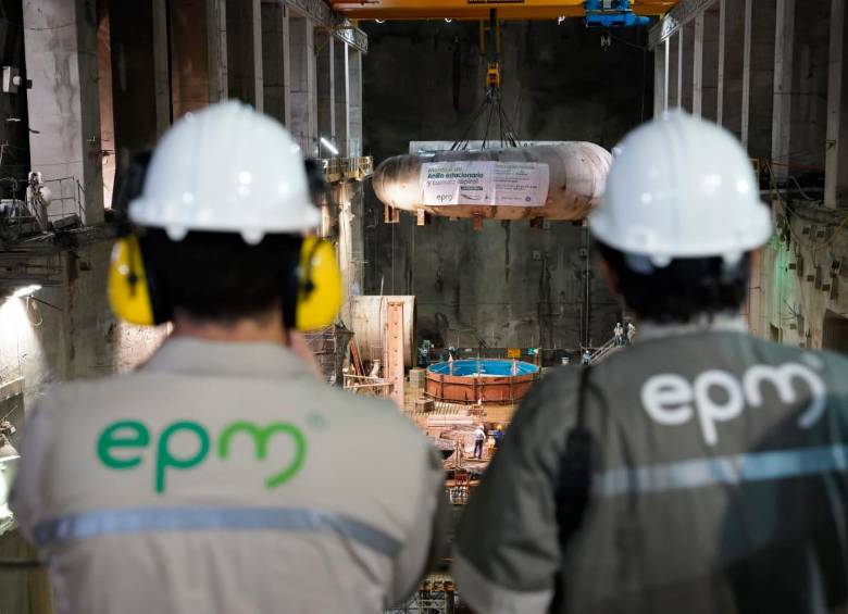 Instalan equipos que conducirán agua a la primera turbina de Hidroituango