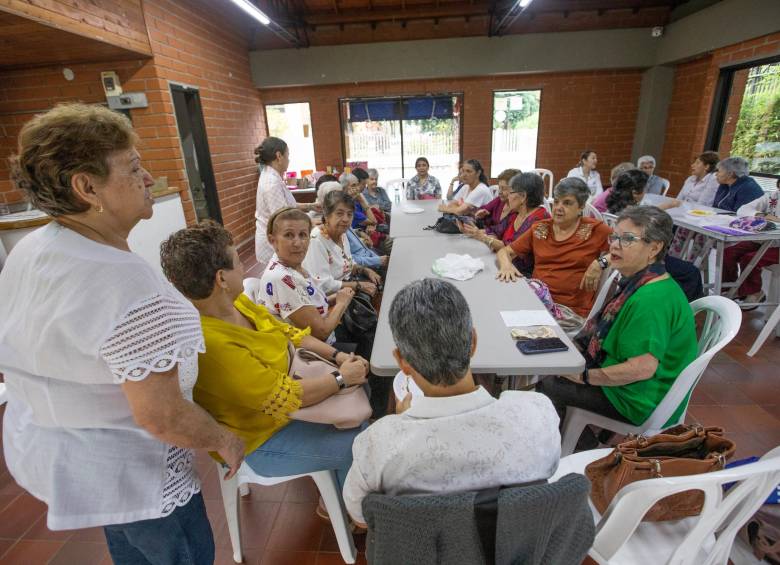 El grupo de adultas mayores debió celebrar su reunión de Amor y Amistad en otro sitio ante la negativa del sacerdote de prestar uno de los espacios del salón parroquial. FOTO: Esneyder Gutiérrez.