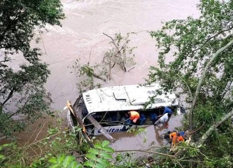 El bus que cubría la ruta Florencia-Cali terminó en el Río Magdalena. Foto: redes sociales 