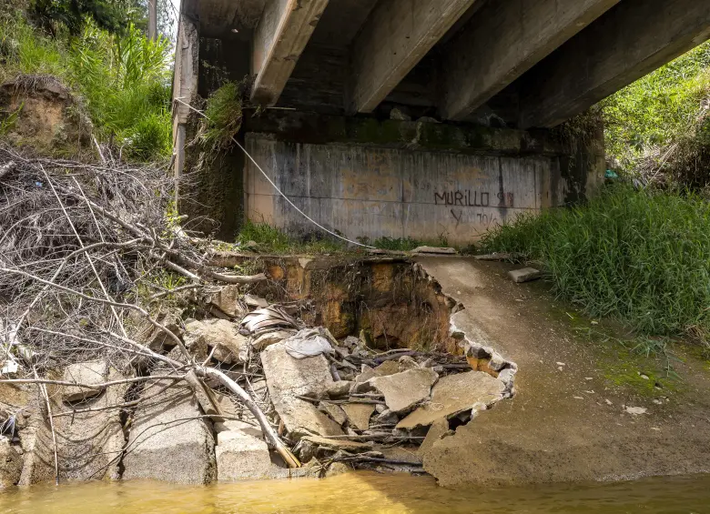 Este es el panorama que ofrece la otra cabecera del puente. Residentes de la zona también piden que esta sea atendida con prontitud para evitar riesgos. Foto: Andrés Camilo Suárez Echeverry