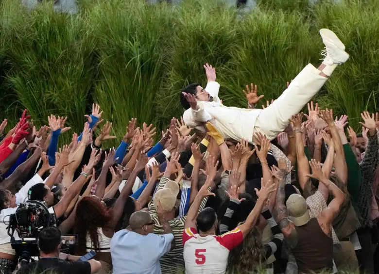 Bad Bunny en medio de su presentación en California. FOTO: Getty