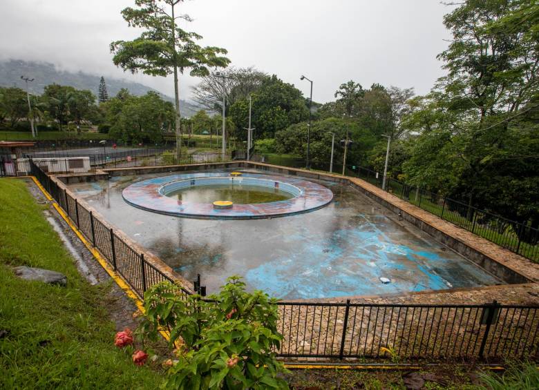 Las zonas de recreación de la etapa 2 del parque Las Ballenitas, de Comfama, fueron desmontadas por cuenta de la falla geológica que aqueja a Ancón 2, vereda de Copacabana. El hundimiento de los predios ha escalado. FOTO edwin bustamante