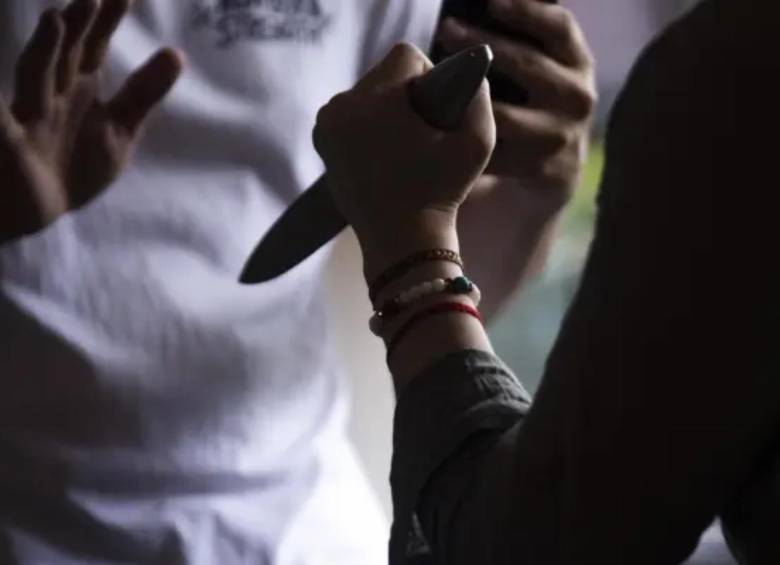 Imagen de referencia de una mujer atacando con un cuchillo. FOTO: Carlos Alberto Velasquez / Archivo El Colombiano