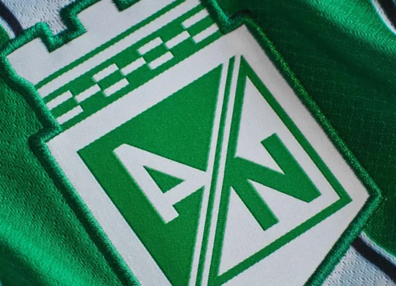 La camiseta incluye un detalle interior oculto que conmemora un momento inolvidable de aquella legendaria campaña: el 90+4, tiempo del gol de Orlando Berrio. FOTO: Atlético Nacional y Nike