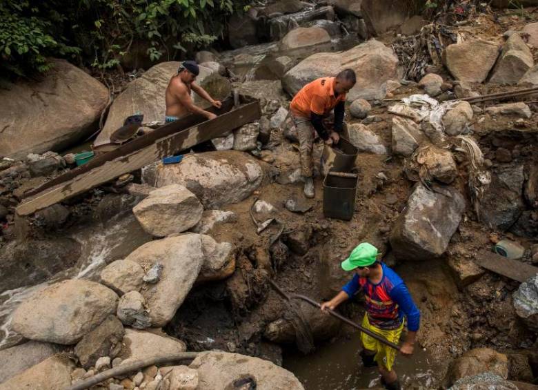 Mineros ancestrales de Segovia han sido señalados de malas prácticas en quebradas como La Cianurada. Foto EL COLOMBIANO