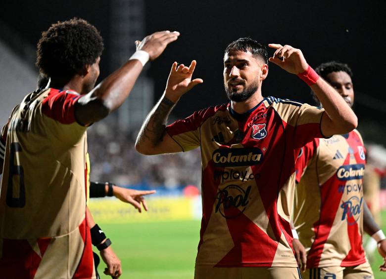 El festejo entre dos hombres fundamentales del actual proceso, Didier Moreno y el goleador Fydriszewski. FOTO: AFP