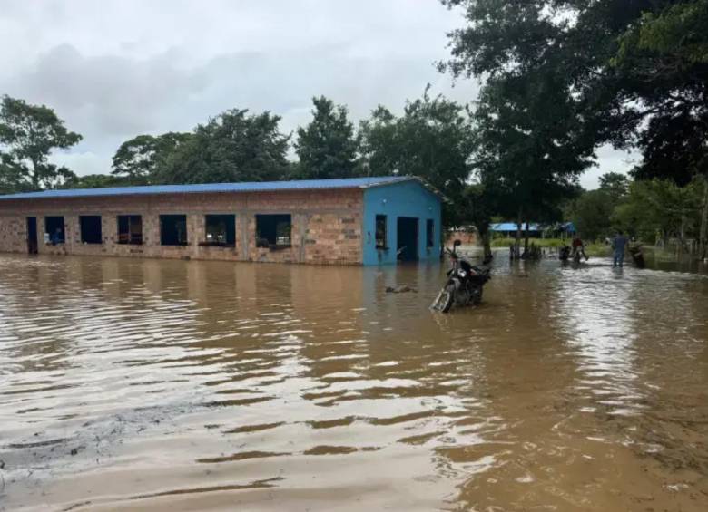 Aunque el Ideam prevé que el agua empiece a ceder esta tarde, la región Pacífico permanece bajo estricta vigilancia. FOTO: UNGRD