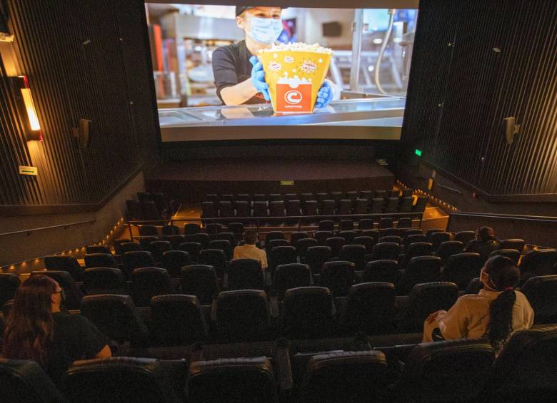 Con protocolos de bioseguridad están operando varias salas de cine en Medellín. Foto: Edwin Bustamante Restrepo