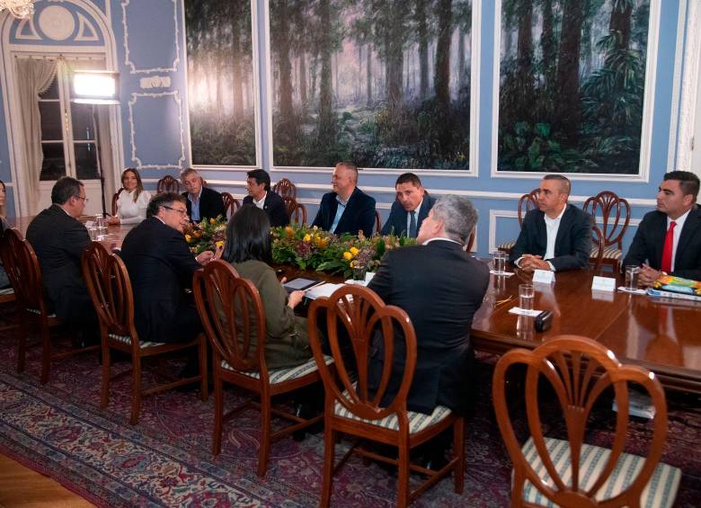 La reunión entre el gobierno y Fedemunicipios se dio el lunes, en medio de una apretada agenda en la que Petro también tuvo su primer consejo de ministros. FOTO TWITTER FEDEMUNICIPIOS