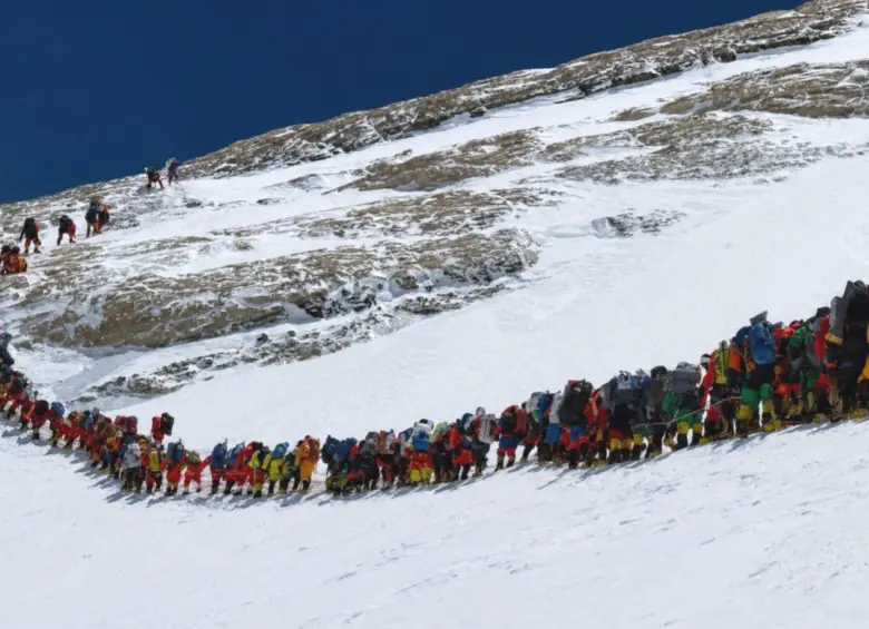 Este es el mayor número de escaladores en un sólo día por la cara en jurisdicción de Nepal. Foto: redes sociales