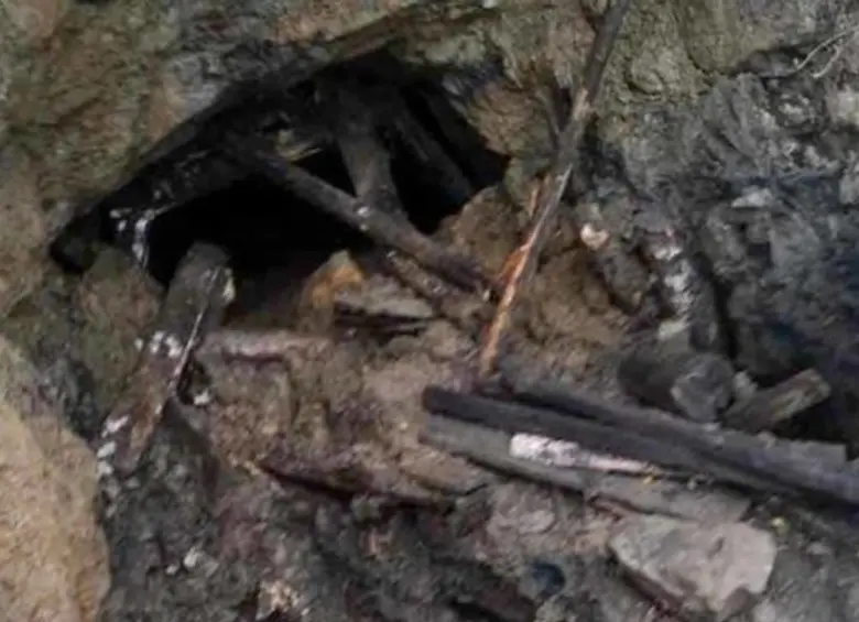 Bomberos, Policía, Ejército Nacional y otros organismos de socorro se encuentran en el punto del accidente, donde hasta ahora solo han confirmado tres muertos y un herido. FOTO: Cortesía Blu radio