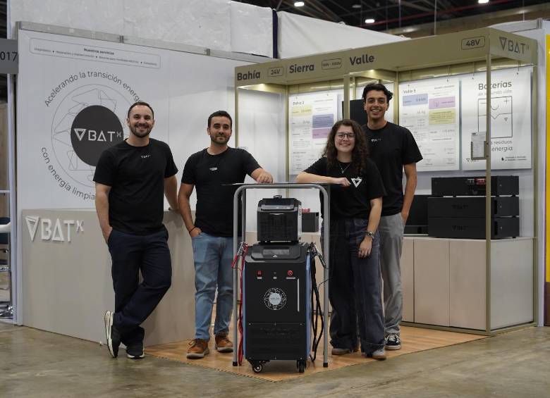 Pablo Castellanos (a la derecha) y Alejandro Camargo (en el centro) son los fundadores de BATx, una de las soluciones climáticas lideradas por jóvenes de Medellín. Los acompaña parte de su equipo. FOTO: Cortesia