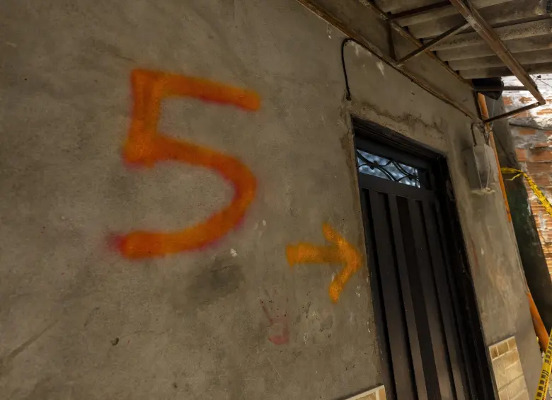 Las viviendas evacuadas fueron numeradas, lo que a la postre es señal de su futura demolición. Foto: Andrés Camilo Suárez Echeverry