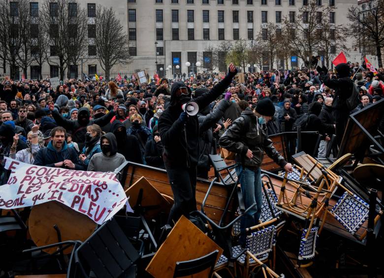 Desde enero los franceses han salido a la calle a protestar por la reforma pensional propuesta por el presidente Emmanuel Macron. Piden que se cambie o se retire para no seguir en la protesta. FOTO AFP