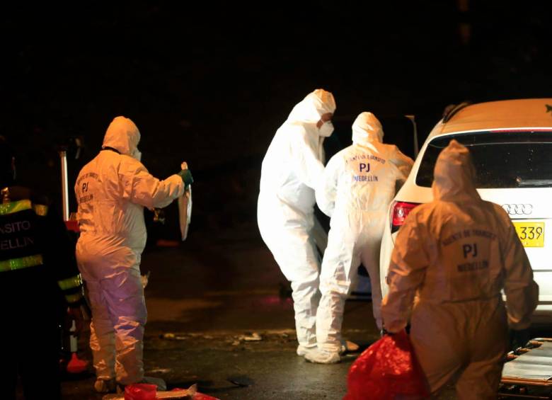 Los dos cuerpos fueron rescatados hacia las 12:50 de la madrugada de este domingo. FOTO CAMILO SUÁREZ