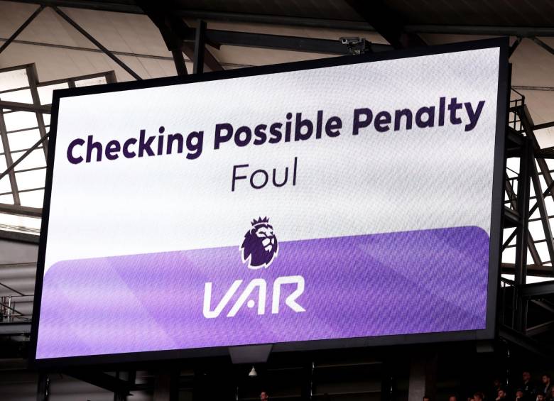La pantalla del VAR en un partido de la Premier League mientras analizan una jugada. FOTO: PREMIER LEAGUE
