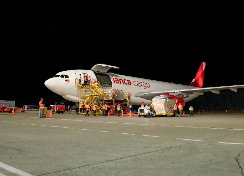 Avianca movilizó más de 150 toneladas de ayuda humanitaria en cinco vuelos hacia Cali y Armenia tras el terremoto del 10 de agosto. FOTO CORTESÍA